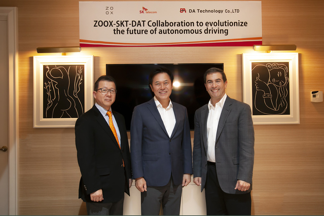 ▲ (좌측부터)이현철 디에이테크놀로지 대표, 박정호 SK텔레콤 사장, 존 포스터 죽스 CFO가 '자율주행 기술 개발 및 사업화를 위한 업무협약' 체결 후 기념촬영을 하는 모습. ⓒSK텔레콤