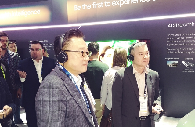 ▲ 하현회 LG유플러스 부회장(오른쪽)이 'CES 2019' 삼성전자 전시부스에서 고동진 삼성전자 사장과 8K QLED 구성요소인 퀀텀프로세서에 대한 설명을 듣고 있는 모습. ⓒLG유플러스