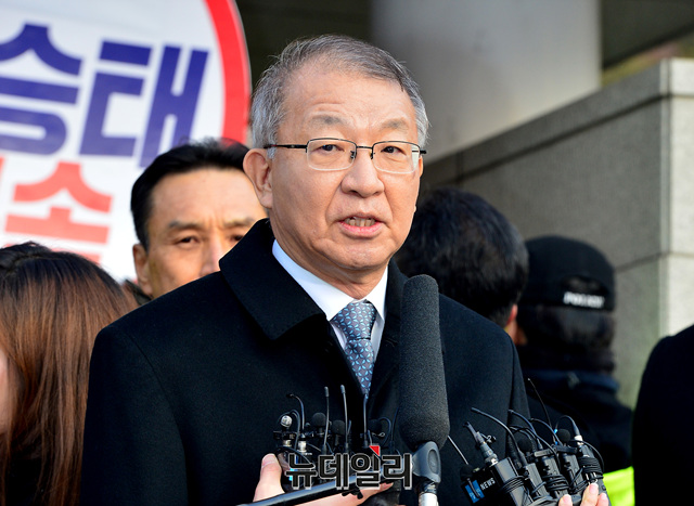 ▲ 양승태 전 대법원장이 11일 검찰 출석에 앞서 대법원 앞에서 기자회견을 열고 입장을 밝혔다. ⓒ뉴데일리 박성원 기자