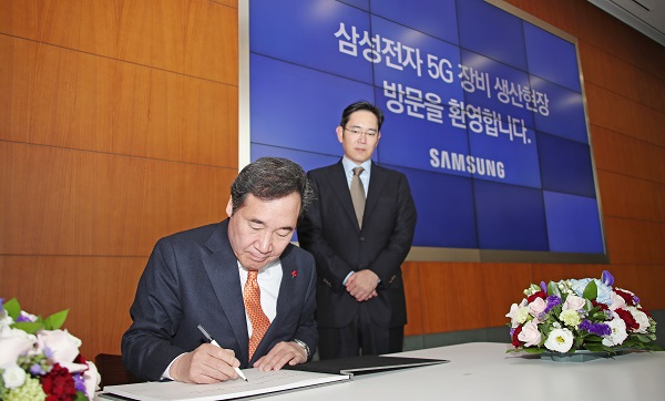 ▲ 이재용 삼성전자 부회장(오른쪽)이 지난 10일 삼성전자 수원사업장을 방문해 방명록을 작성 중인 이낙연 국무총리를 바라보고 있다. ⓒ연합뉴스