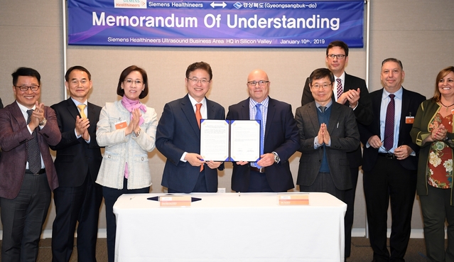 ▲ 경북도와 지멘스헬스니어스는 10일 미국 실리콘밸리에 소재한 지멘스 헬시니어스의 초음파 진단기 사업본부에서 경북도내 투자확대를 위한 MOU를 체결했다.ⓒ경북도