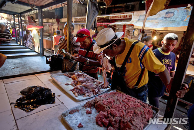 ▲ 베네수엘라 시장의 썩은 고기 판매점. ⓒ뉴시스-AP. 무단전재 및 재배포 금지.