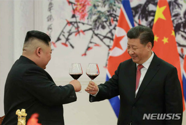 ▲ 지난 8일 시진핑 中국가주석이 연 환영만찬에 참석한 김정은. ⓒ뉴시스. 무단전재 및 재배포 금지.