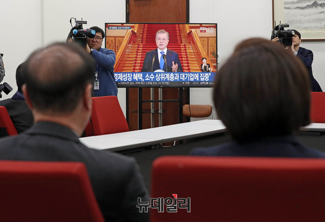 ▲ 김병준 자유한국당 비상대책위원장과 나경원 원내대표 등 당 지도부가 10일 오전 국회 당대표실에서 문재인 대통령의 신년기자회견을 시청하고 있다.ⓒ뉴데일리 이종현 기자