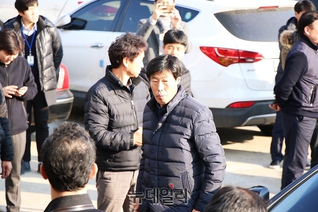 ▲ 박종철 예천군의원이 경찰 조사를 받기 위해 11일 오후 예천경찰서에 들어서고 있다.ⓒ뉴데일리