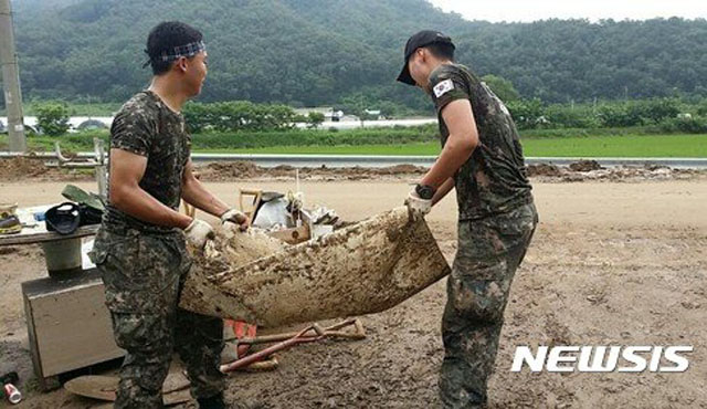 2017년 8월 충남 천안에서 수해복구에 투입된 장병들. 국방부는 중기계획에서 