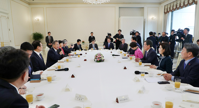 ▲ 문재인 대통령이 11일 더불어민주당 원내대표단을 청와대 인왕실로 불러 오찬하는 모습. ⓒ청와대 제공