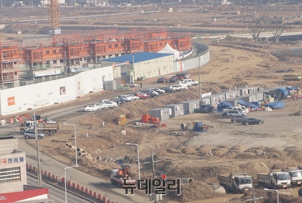 ▲ 충북 청주시 상당구 동남지구 건설현장. 13일 오후 평년보다 기온이 낮은 가운데 동남지구 건설현장에는 휴일에도 불구하고 공사를 계속하고 있다.ⓒ김정원 기자