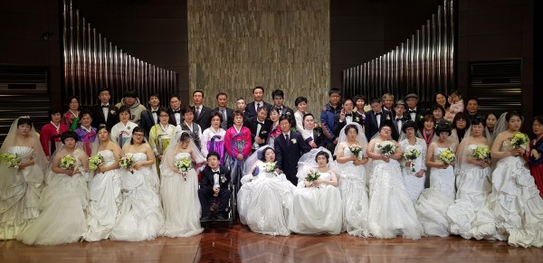 ▲ 제천시새마을회가 주관한 중증장애인 합동결혼식을 마친 신랑 신부가 기념촬영을 하고 있다.ⓒ제천시