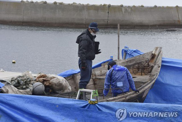 ▲ 지난 8일 표류해온 북한 목선을 조사 중인 日시마네현 오키시마 초 경찰들. ⓒ연합뉴스. 무단전재 및 재배포 금지.