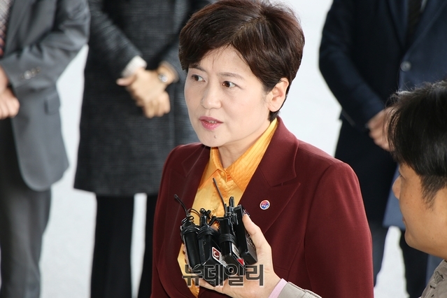 ▲ 지난 해 11월 27일 검찰소환된 강은희 대구시교육감이 대구지검에 들어서는 모습.ⓒ뉴데일리