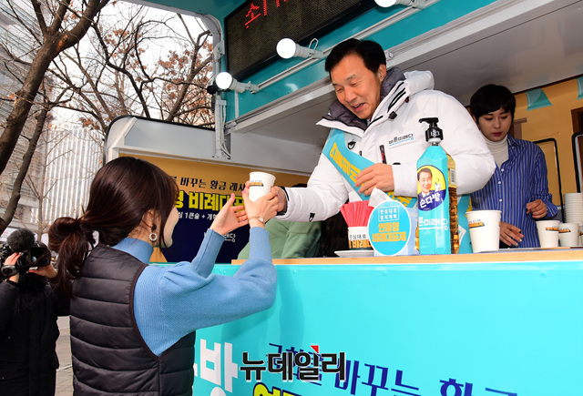▲ 바른미래당은 14일 서울 여의도 인근에서 '손다방에서 만납시다 : 연동형 비례대표제 도입을 위한 대국민 홍보캠페인'을 열었다. 손학규 바른미래당 대표가 '손다방'에서 한 시민에게 커피를 전달하고 있다. ⓒ뉴데일리 박성원