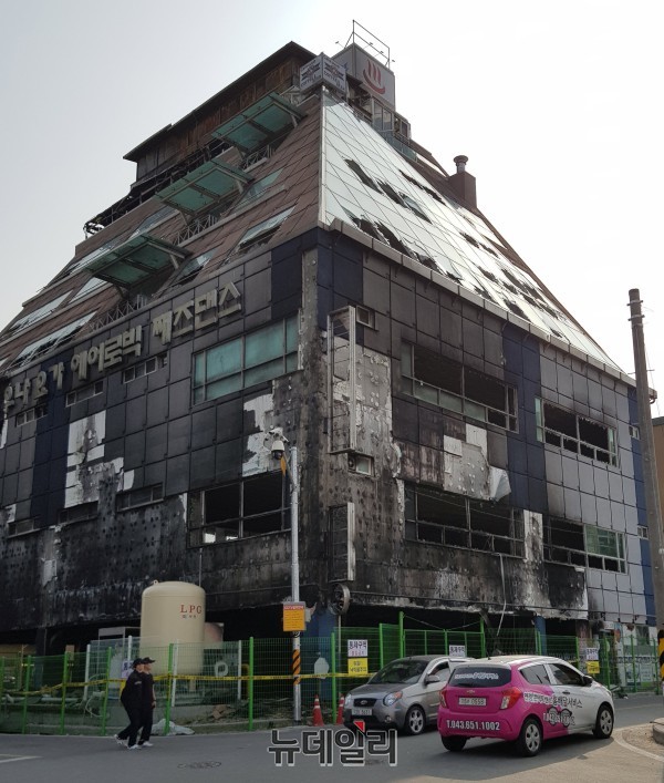 ▲ 화재로 29명의 생명을 앗아간 제천시 하소동스포츠센터 모습.ⓒ목성균 기자