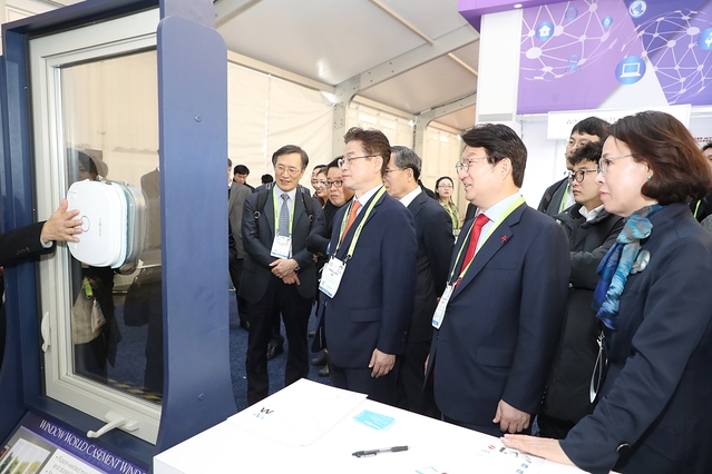 ▲ 현지시간 기준 지난 8일 권영진 대구시장(사진 오른쪽에서 두번째)과 이철우 경북도지사(오른쪽에서 세번째)가 대구공동관 참관 및 기업인 격려에 나선 모습.ⓒ대구시.ⓒ대구시