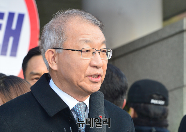 ▲ 양승태 전 대법원장은 지난 11일 오전 검찰 출석에 앞서 대법원 앞에서 기자회견을 열고 입장을 밝혔다. ⓒ뉴데일리 박성원 기자