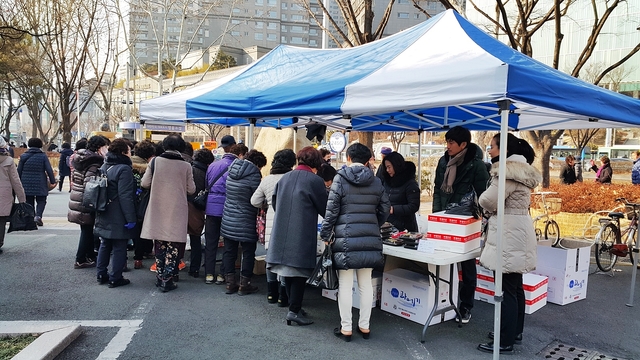 ▲ 지난 해 수성구청 광장에서 자매도시 포항시 과메기 등 수산물 판매행사를 실시한 모습.ⓒ수성구
