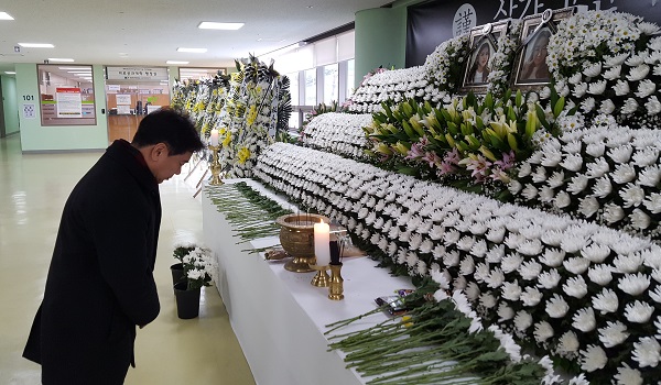 ▲ 육동일 자유한국당 대전시당 위원장이 14일 해외봉사활동에서 숨진 건양대 학생 분향소를 찾아 조문하고 있다.ⓒ자유한국당 대전시당