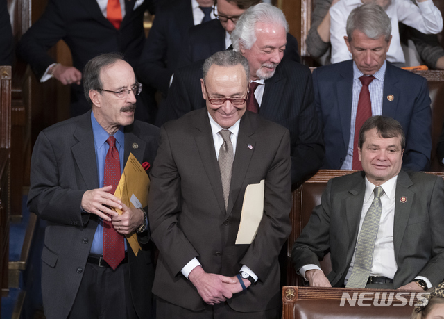 ▲ 엘리엇 엥겔 미 하원 신임 외교위원장(좌)이 민주당의 척 슈머 상원의원과 이야기를 나누고 있다ⓒ뉴시스. 무단 전재 및 재배포 금지.