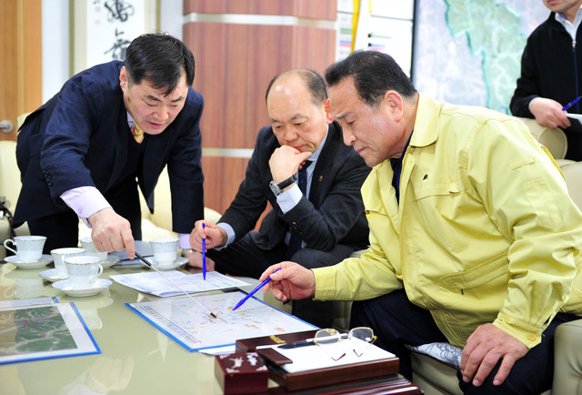 ▲ 지난해 2월 김영만 군위군수(오른쪽)가 국방부를 찾아 통합신공항 유치를 위한 발빠른 대응에 나섰다.ⓒ군위군