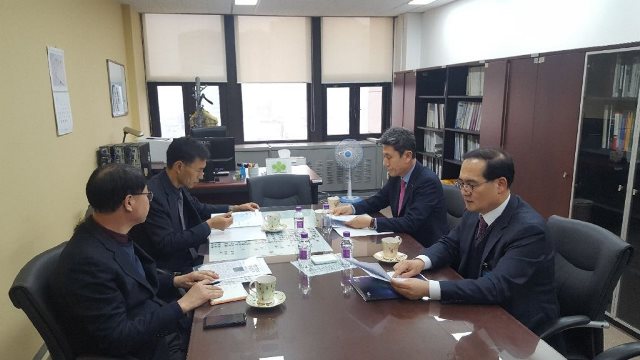 ▲ 이강덕 포항시장이 14일 대통령직속 국가균형발전위원회를 방문해 동해안고속도로(영일만횡단대교)건설사업의 예타면제사업 선정을 적극 건의했다.ⓒ포항시