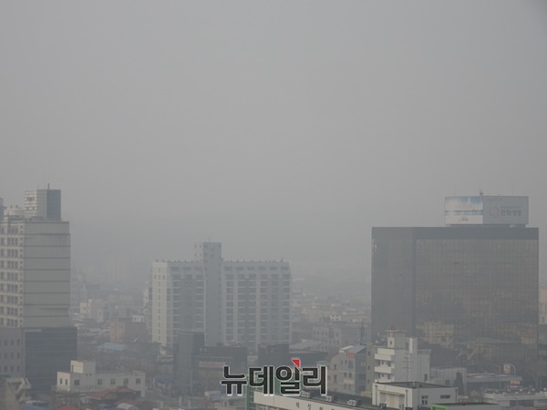 ▲ 14일 청주시 청원구 우암산 3·1공원에서 바라본 한화생명 빌딩이 안개가 자욱히 낀 것처럼 희미하다.ⓒ박근주 기자