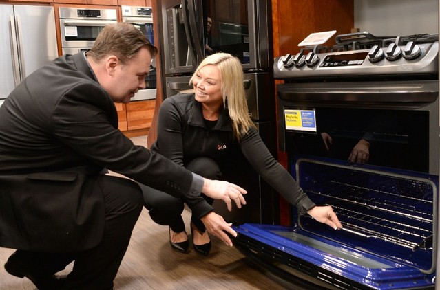 ▲ 미국 베스트바이 라스베이거스점에서 렌지를 소개하고 있는 매장 직원 모습 ⓒLG전자