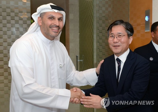▲ 성윤모 산업부장관이 아부다비행정청 칼둔 칼리파 알-무바락 장관과 인사를 건네고 있다. ⓒ연합뉴스 제공