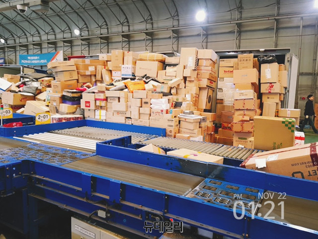 ▲ 지난 11월 22일 파업 당시 울산 북구 CJ대한통운 지역 서브터미널에 분류되지 않은 채 방치된 화물들 ⓒ CJ대리점연합회