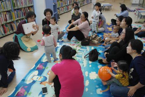 ▲ 다누리도서관 북카페에서 부모들과 어린이들이 북스타트 놀이를 하고 있는 모습.ⓒ다누리도서관 홈페이지