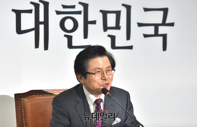 ▲ 황교안 전 국무총리가 15일 오전 국회에서 자유한국당 입당원서를 제출한 후 기자회견을 갖고 있다. ⓒ뉴데일리 이종현 기자