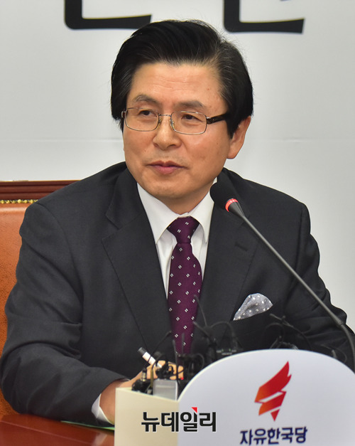 ▲ 황교안 전 국무총리가 15일 오전 국회에서 자유한국당 입당원서를 제출한 후 기자회견에서 질의응답을 하고 있다. ⓒ뉴데일리 이종현 기자