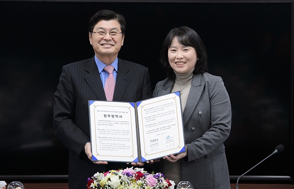 ▲ 세종시와 한국데이터산업진흥원이 데이터를 기반으로 한 세종스마트시티 조성을 위한 업무협약을 가졌다. 사진은 이춘희 시장(좌)과 민기영 원장(우).ⓒ세종시