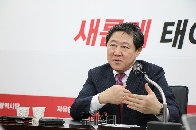 ▲ 유기준 의원이 15일 한국당 대구시당에서 기자간담회를 갖고 의견을 피력하고 있다.ⓒ뉴데일리