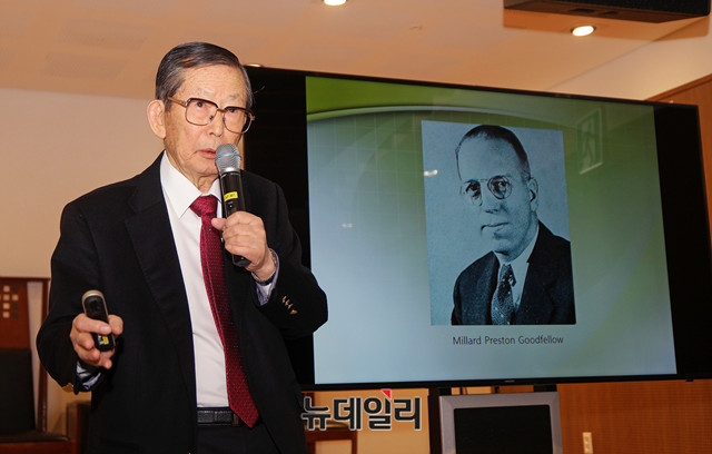 ▲ 유영익 전 연세대 국제학대학원 석좌교수가 15일 서울 중구 정동제일교회 아펜젤러관에서 열린 제95회 이승만 포럼에 참석해 강연하고 있다. ⓒ뉴데일리 이기륭