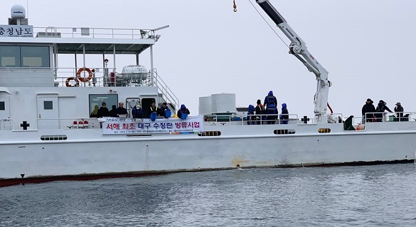 ▲ 충남도 수산자원연구소가 지난 14일 충남 최서단 격렬비열도 인근 해역에서 대구 수정란 방류 작업을 진행하고 있다.ⓒ충남도