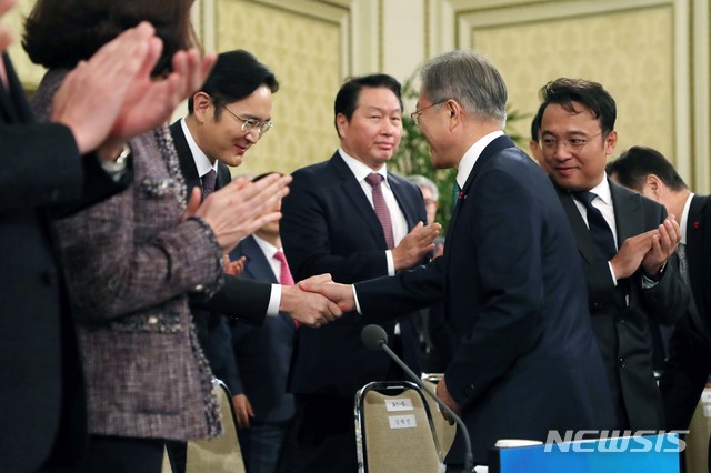 ▲ 문재인 대통령이 15일 오후 청와대 영빈관에서 열린 '2019년 기업인과의 대화'에 참석해 이재용 삼성전자 부회장과 인사하고 있다.ⓒ뉴시스