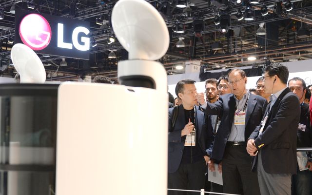 ▲ 미국 라스베이거스에서 열린 CES 2019에서 'LG 클로이(LG CLOi)' 로봇 제품들을 살펴보고 있는 조성진 LG전자 대표이사 CEO 부회장 ⓒLG전자