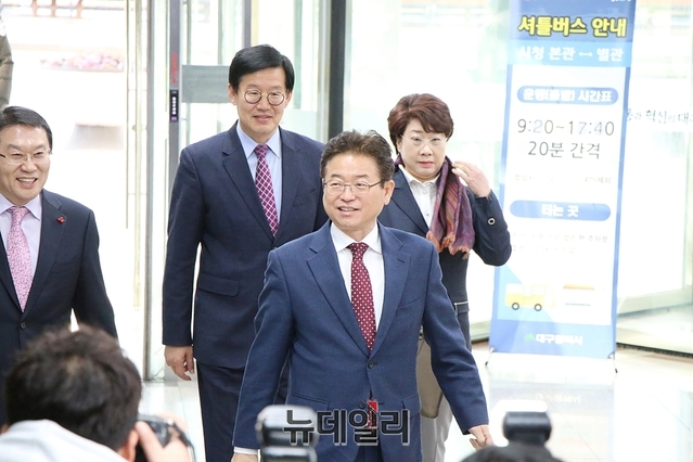 ▲ 두 번째 교환근무에 나선 이철우 경북도지사가 16일 오전 대구시청에 들어서고 있다.ⓒ뉴데일리