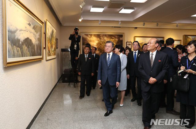 ▲ 지난해 9월 평양남북정상회담 당시 만수대 창작사를 방문한 문재인 대통령. ⓒ뉴시스. 무단전재 및 재배포 금지.