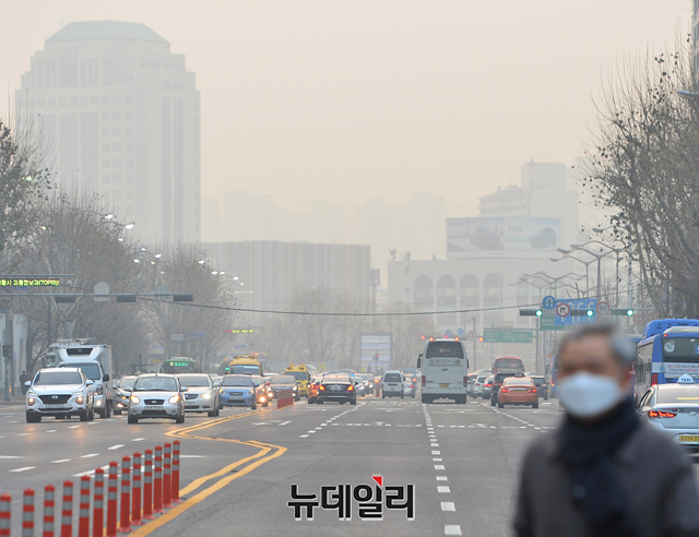 ▲ 고농도 미세먼지로 비상저감조치가 시행된 14일 오전 서울 여의도 출근길 시민들이 마스크를 쓰고 발걸음을 제촉하고 있다. ⓒ뉴데일리DB