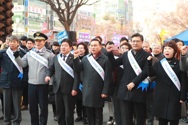 ▲ 천안시가 지난 7일 아라리오 광장에서 축구종합센터 유치 범시민 결의대회를 연 가운데 참석자들이 결의를 외치고 있다.ⓒ천안시