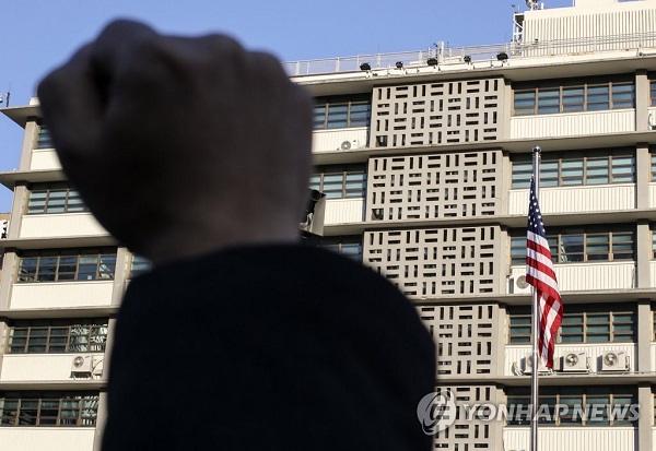 ▲ 학생독립운동기념일인 2018년 10월 3일 오후. 서울 주한미국대사관 앞에서 국민주권연대 회원이 주한미군 철수 등을 촉구하는 구호를 외치고 있다. ⓒ연합뉴스