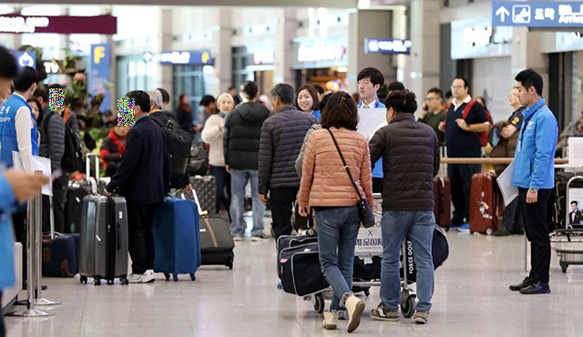 ▲ 2017년 12월 1일, 정부가 보낸 아시아나 항공 전세기편으로 귀국, 인천 공항에 들어서는 한국인 여행객들. ⓒ뉴시스. 무단전재 및 재배포 금지.