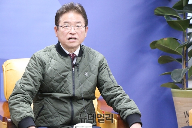 ▲ 1일 대구시장으로 나선 이철우 경북도지사가 통합신공항 이전 추진을 강조하며 의견을 피력하고 있다.ⓒ뉴데일리