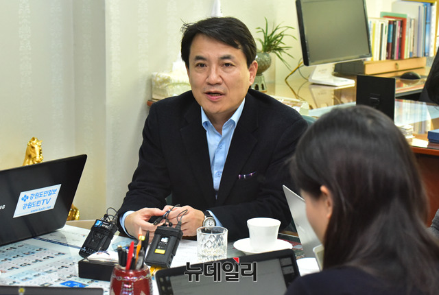 ▲ 김진태 자유한국당 의원이 16일 오전 국회 의원회관 의원실에서 기자간담회를 갖고 황교안 전 총리 입당 및 전당대회 관련 입장을 밝히고 있다.ⓒ뉴데일리 이종현 기자