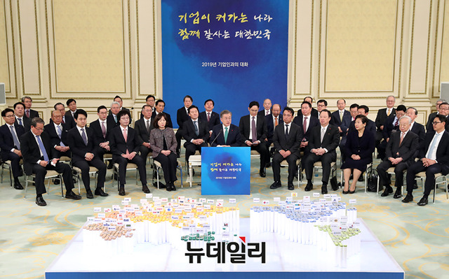 ▲ 지난 15일 오후 청와대 영빈관에서 열린 '2019 기업인과의 대화'에서 권세창 한미약품 사장은 문재인 대통령의 오른쪽 두 번째 자리에 배석했다. ⓒ청와대