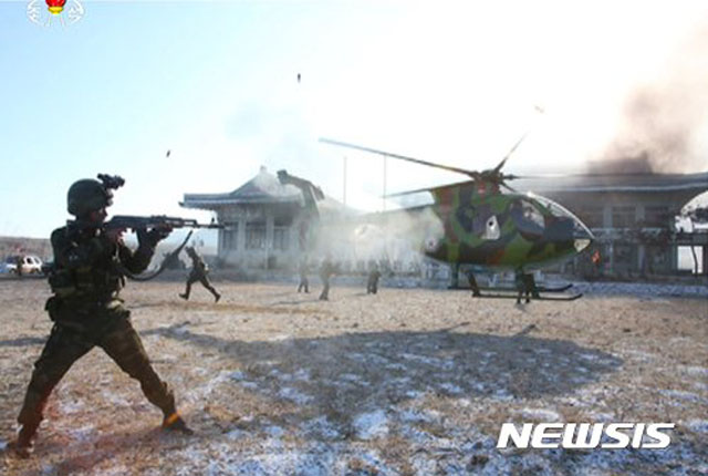 ▲ 2016년 12월 국내에도 공개된 북한군 제525부대 직속 특수작전대대 훈련. 청와대 모형을 만들어 놓고 타격 연습을 했다. ⓒ뉴시스. 무단전재 및 재배포 금지.