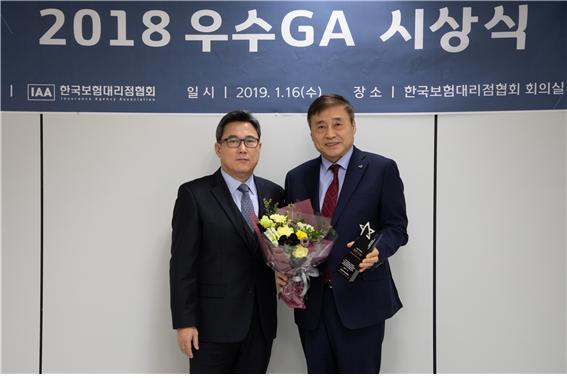 ▲ 16일 열린 ‘2018 우수 GA 시상식’에서 최우수 GA로 선정된 박경순 에이플러스에셋 사장(오른쪽)과 이번 행사를 주관한 한국보험대리점협회 강길만 회장이 기념 촬영을 하고 있다.ⓒ에이플러스에셋