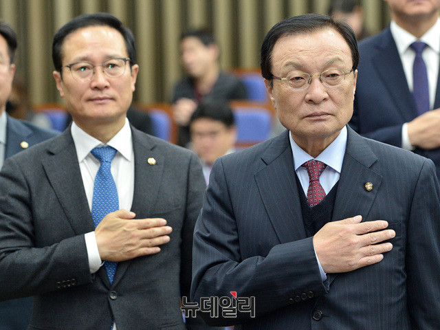 ▲ 더불어민주당 이해찬 대표(오른쪽)와 홍영표 원내대표. ⓒ뉴데일리 공준표 기자