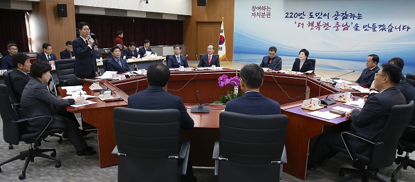 ▲ 양승조 충남도지사가 16일 도청 대회의실에서 충남 시군의회 의장단과 간담회를 갖고 있다.ⓒ충남도